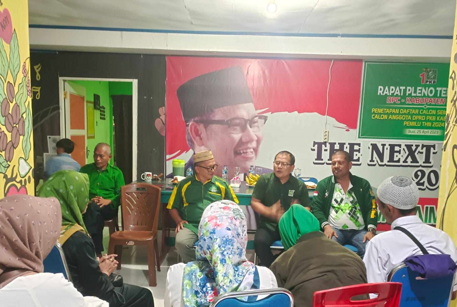 Risharyudi Triwibowo, diapit ketua LPP Haris Koloi dan Sekretaris DPC Ferdinan Suma.