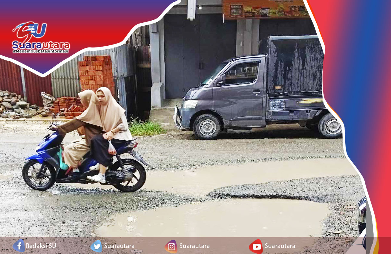 Saat hujan turun jalan rusakn dan berlubang di komplek pertokoan Buol tergenang air.(Foto: IST)