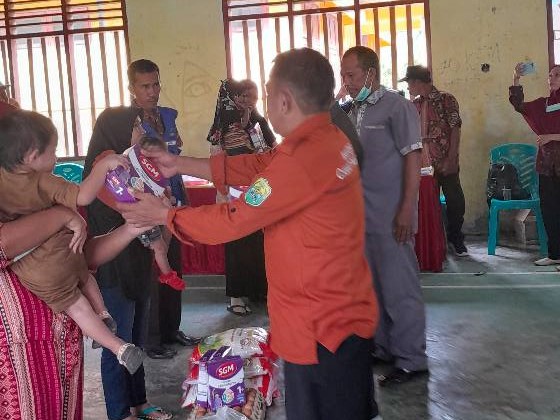 Penyerahan Bansos Stunting di Paleleh Barat diserahkan Kadis Kominfo, Suondo D. Sanua, S.Sos, 