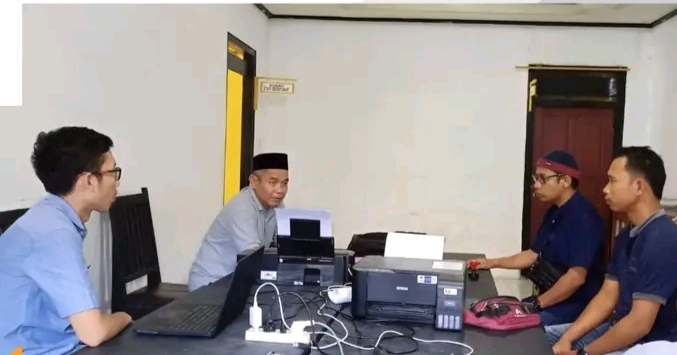 Ketua Bawaslu Kabupaten Buol Karianto, S.Sos didampingi beberapa staf teknis melakukan kunjungan kerja ke Kantor Panwaslu Kecamatan Bunobogu. Jum'at (25/8/2023).