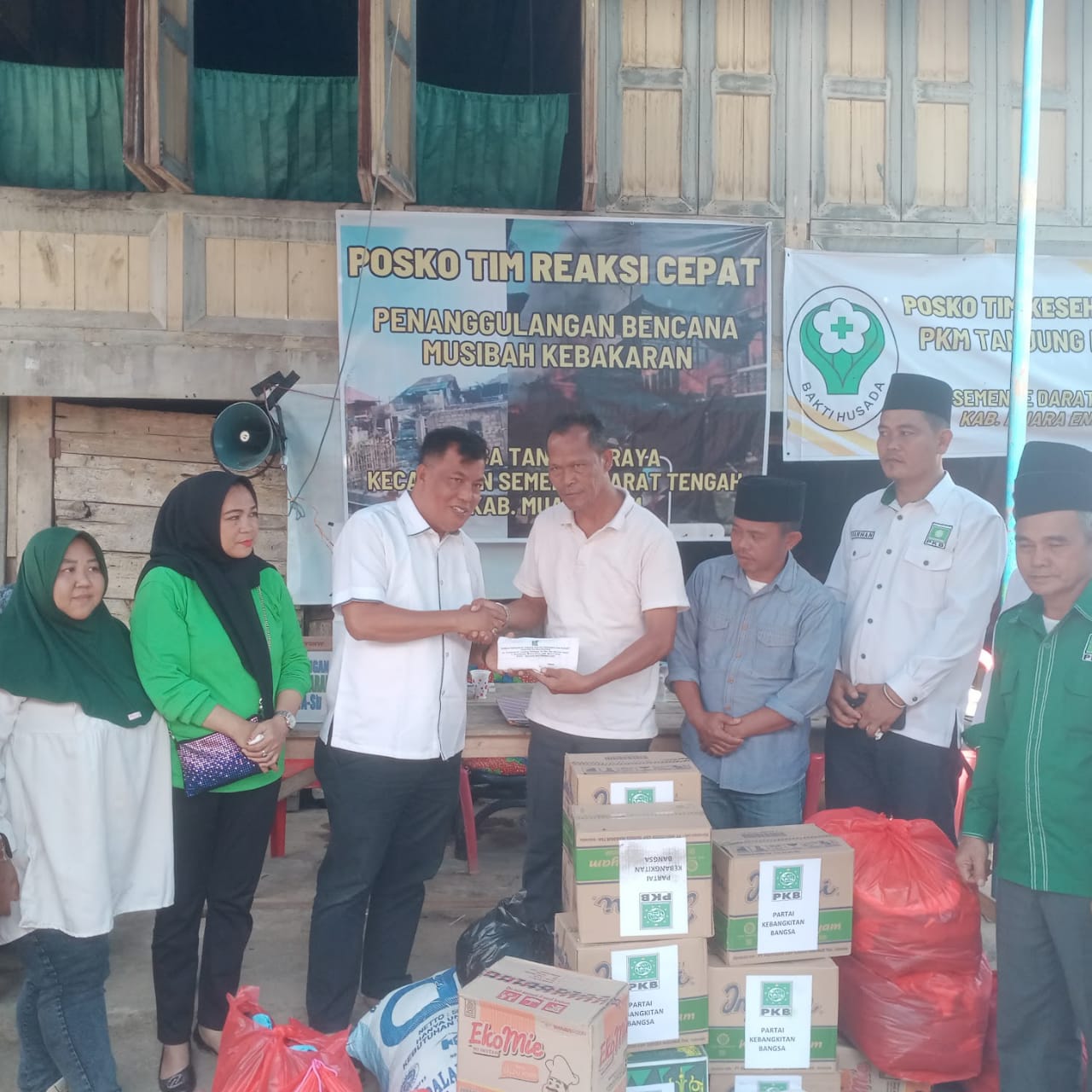 Ketua DPC Partai Kebangkitan Bangsa (PKB) Kabupaten Muara Enim, Muhammad Candra beserta rombongan kunjungi korban musibah kebakaran di desa Tanjung Raya, kecamatan Semende Darat Tengah (SDT), Rabu, 6 September 2023.