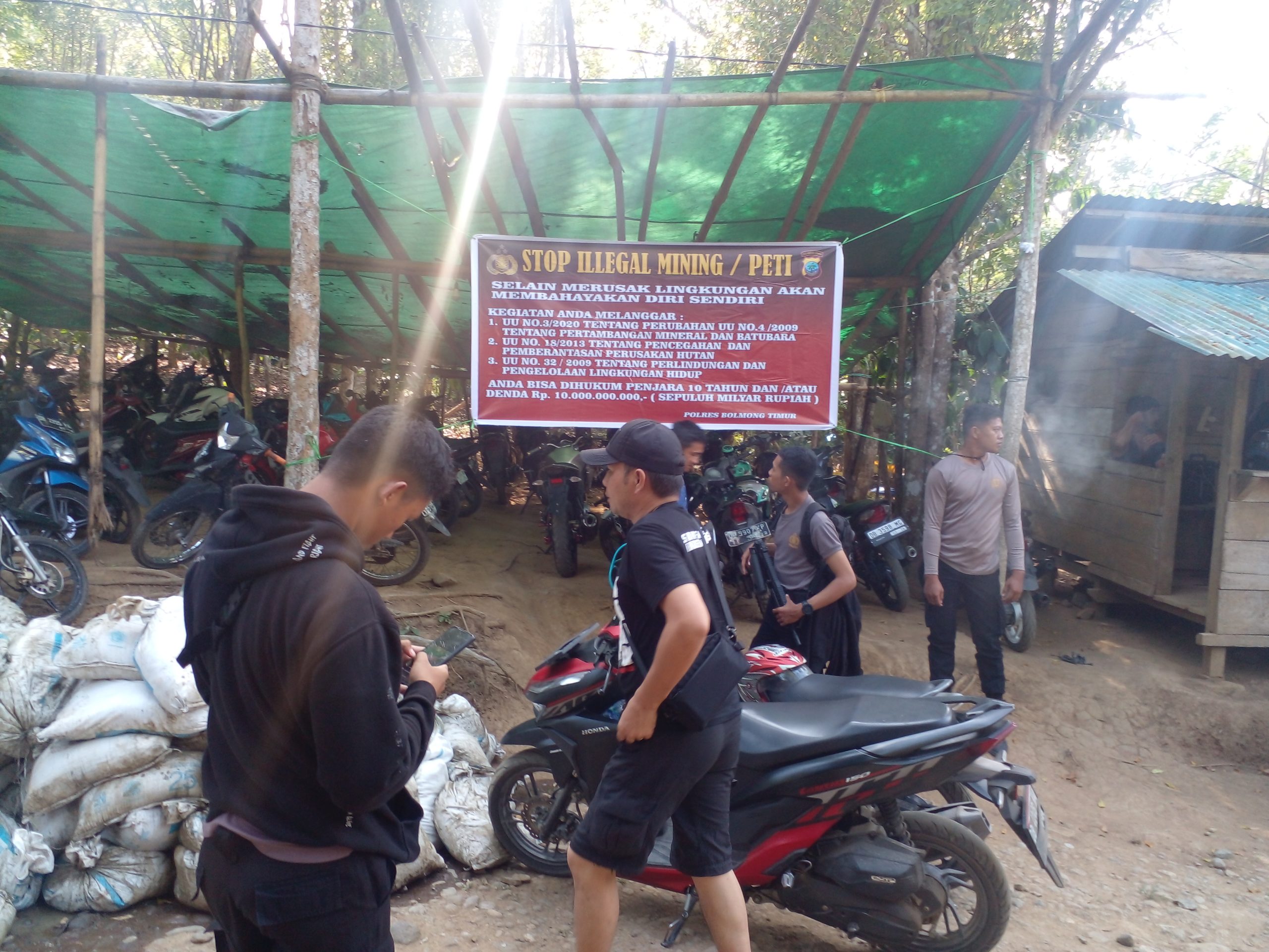 Saat pemasangan baliho tanda larangan aktifitas PeTi oleh Polres Boltim dilokasi PeTi Tobongon