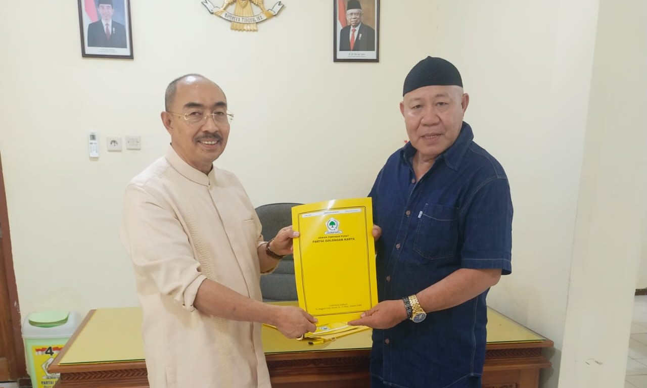 Sekretaris DPD I Amran Bakir Nain menyerahkan surat mandat kepada ketua DPD II Golkar Buol Abdullah Batalipu, S,Sos, M.Si sebagai Bakal Calon Bupati Buol pada Pilkada 2023.