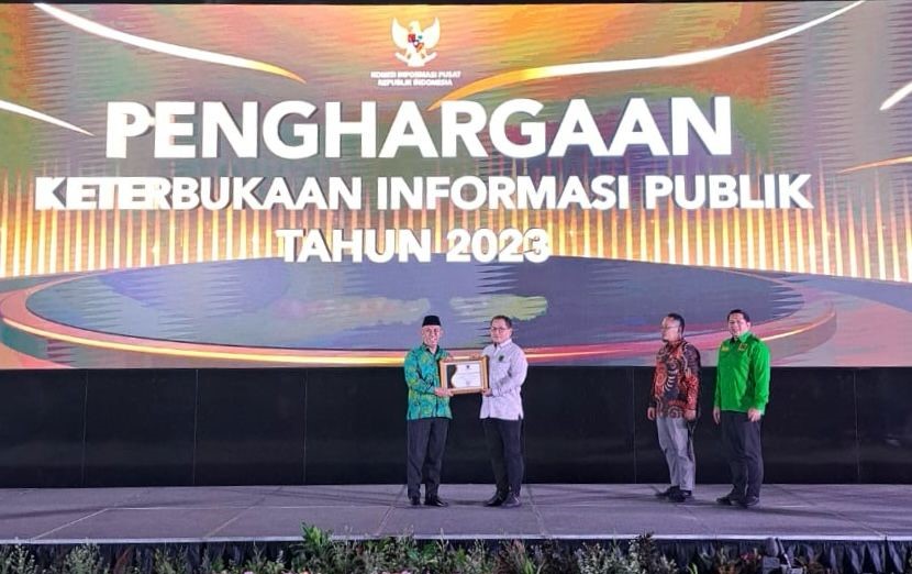 Bowo Timumun, Caleg mewakili DPP Partai Kebangkitan Bangsa (PKB), menerima penghargaan dari komisi Informasi (KI) Pusat. FOTO : IST