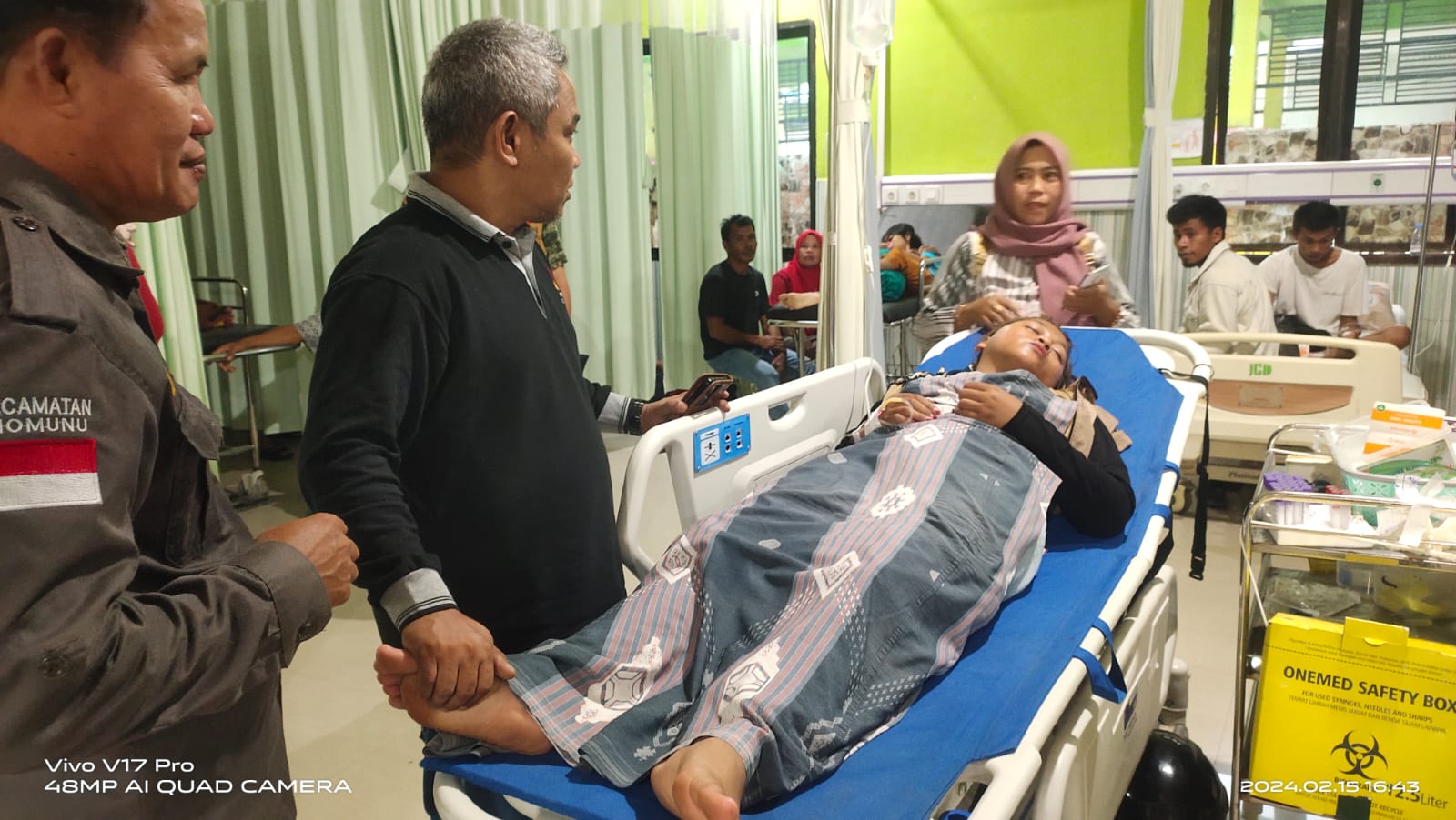 Ketua Bawaslu Buol, Karianto, S.Sos menjenguk penyelenggara diantaranya, pengawas TPS, Anggota Panwascam Momunu di RSUD Mokoyuri Buol.(Foto : suarautara).