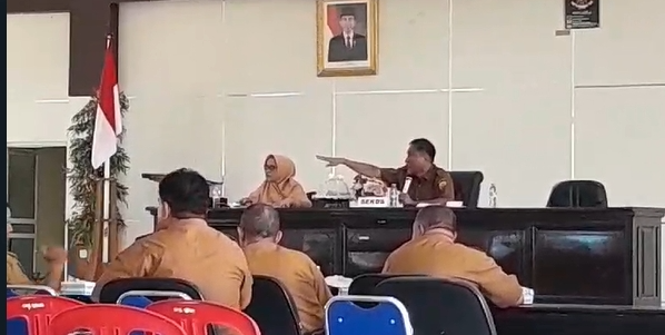 Asisten I Setda Buol memimpin rapat pembentukan Tim Safari ramdhan. (Foto ;Heny Manopo)