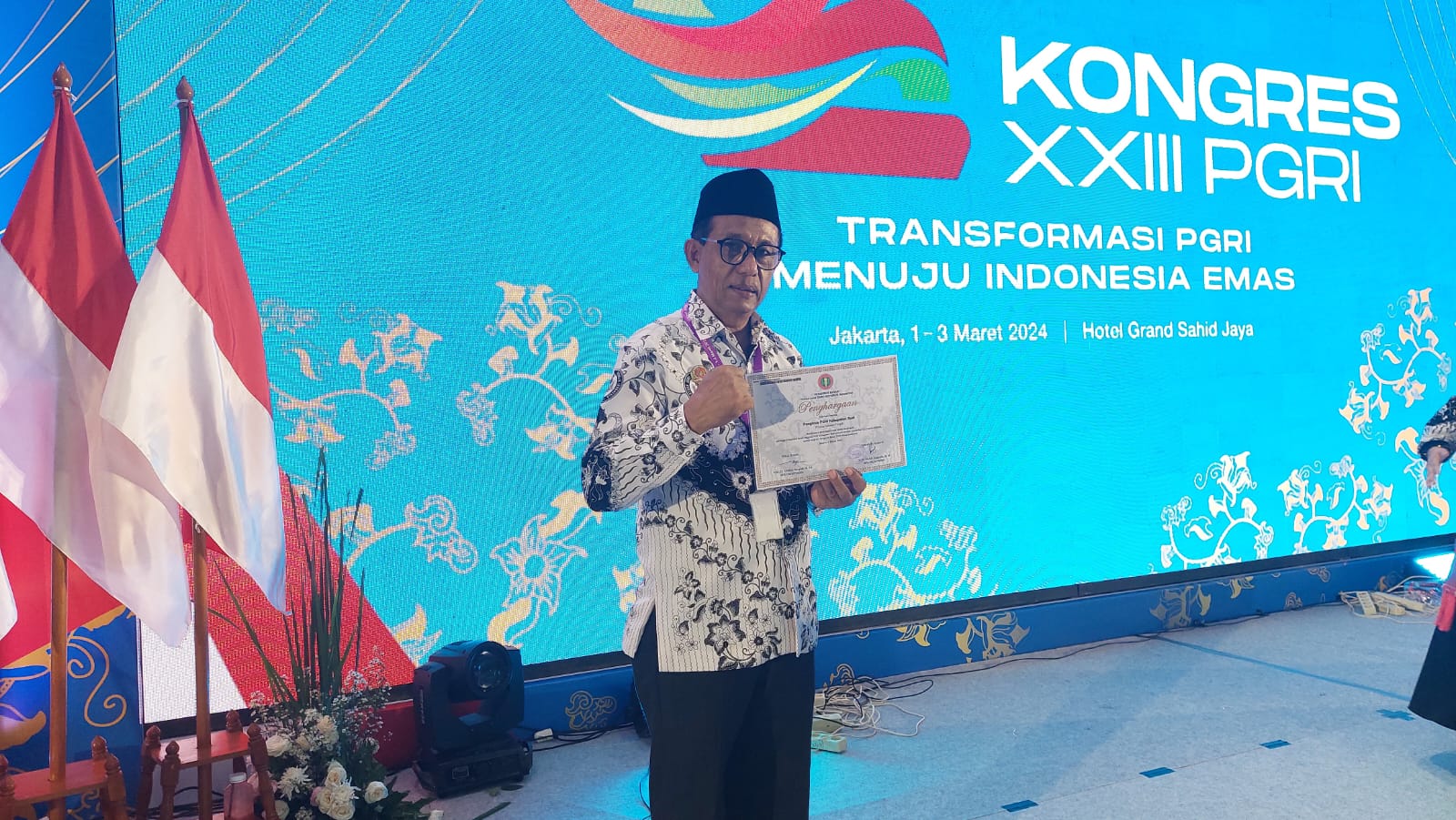 Ketua PGRI Buol, Bakir A.Hi Madjo, S,Pd, menerima penghargaan dari Ketua Umum PGRI atas prestasi pencapaian tata keloa kauangan yakni Iuran Anggota.