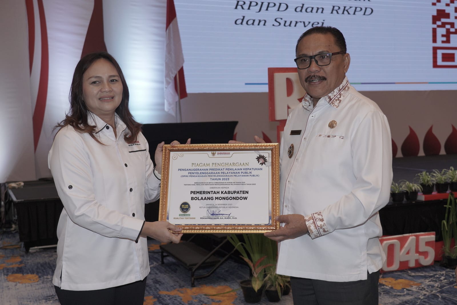 Bupati Bolmong Limi Mokodompit saat terima piagam penghargaan dari Ombudsman RI