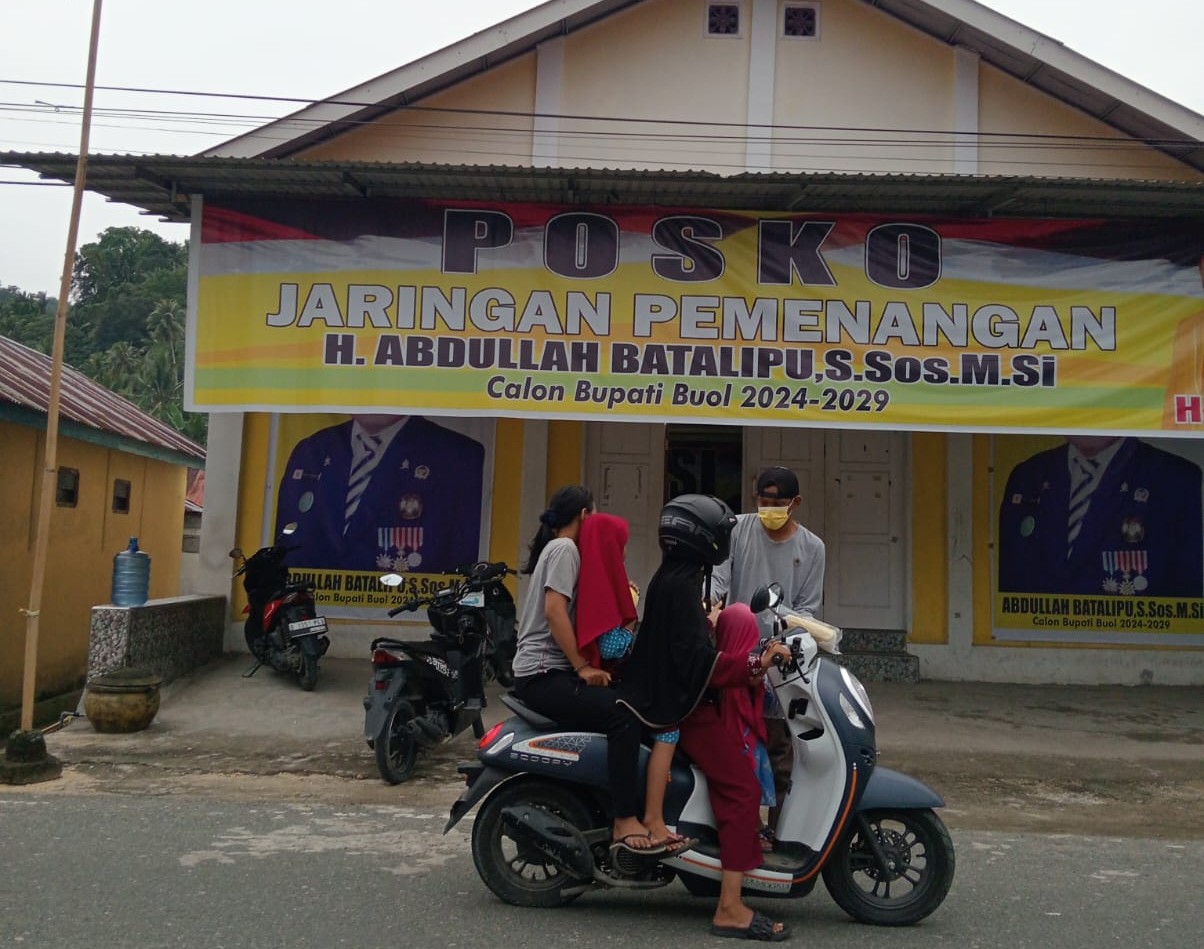 Bagi-bagi MAsker gratis eepada warga oleh Posko Pememnagan Abdullah Batalipu di bilangan Jl Kelurahan Leok.