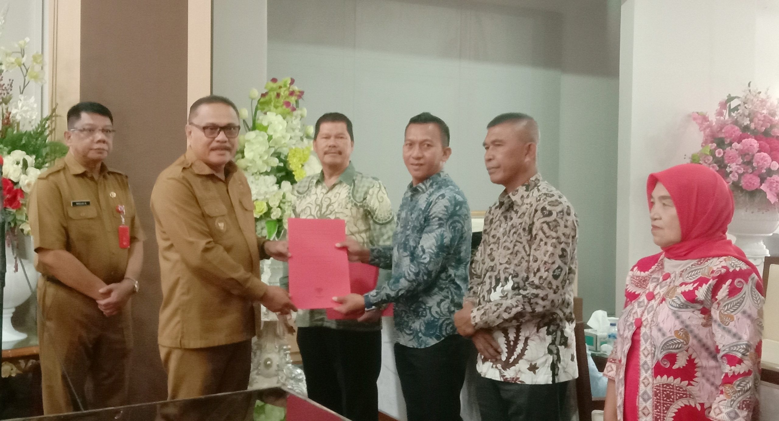 Bupati Bolmong Limi Mokodompit serahkan SK staf khusus 