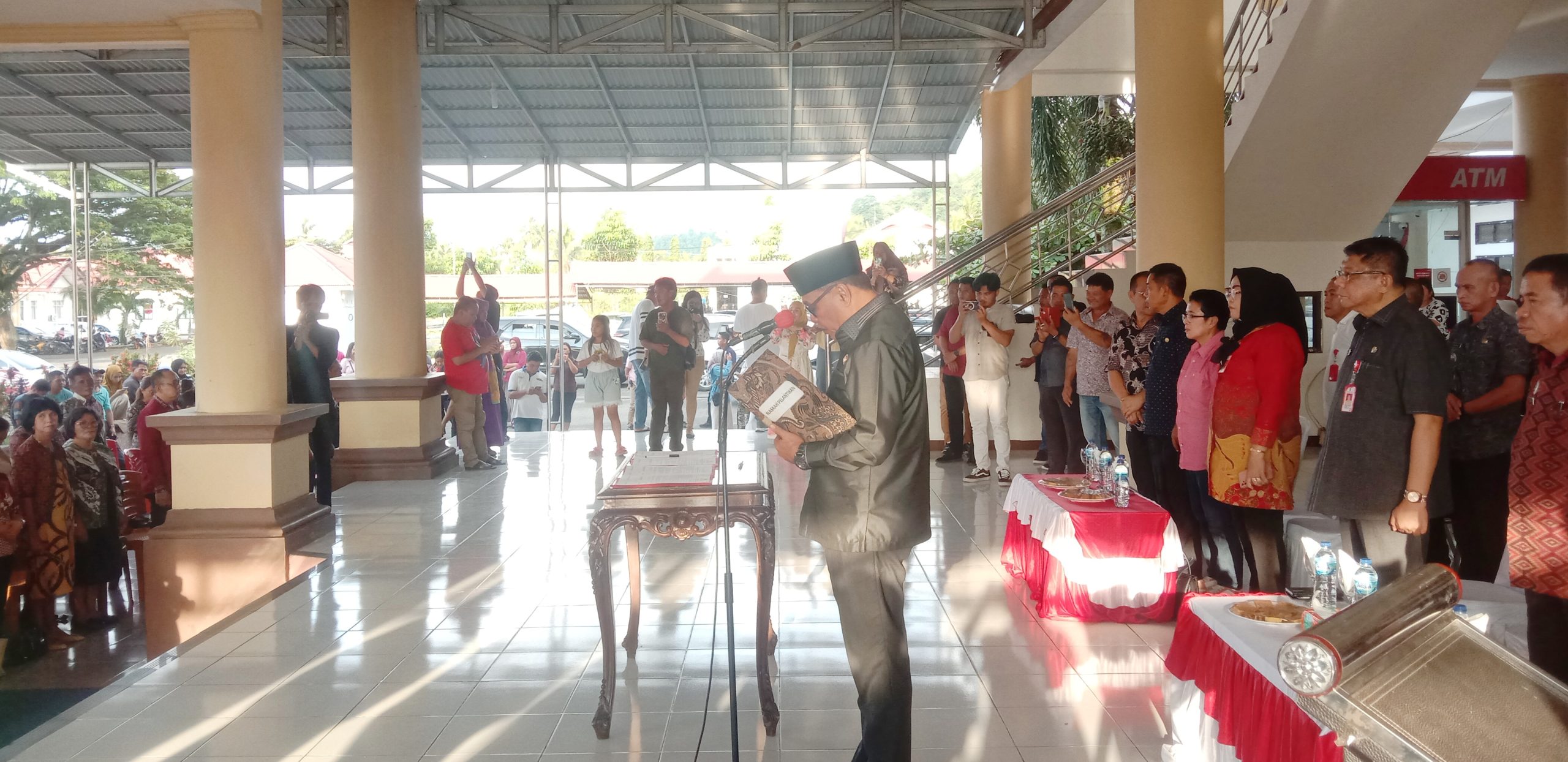 Bupati Bolmong Ir Limi Mokodompit MM, saat lakukan pelantikan 