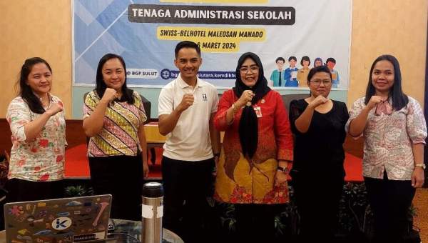 Farida Mooduto saat membuka pelatihan peningkatan tenaga pendidikan 