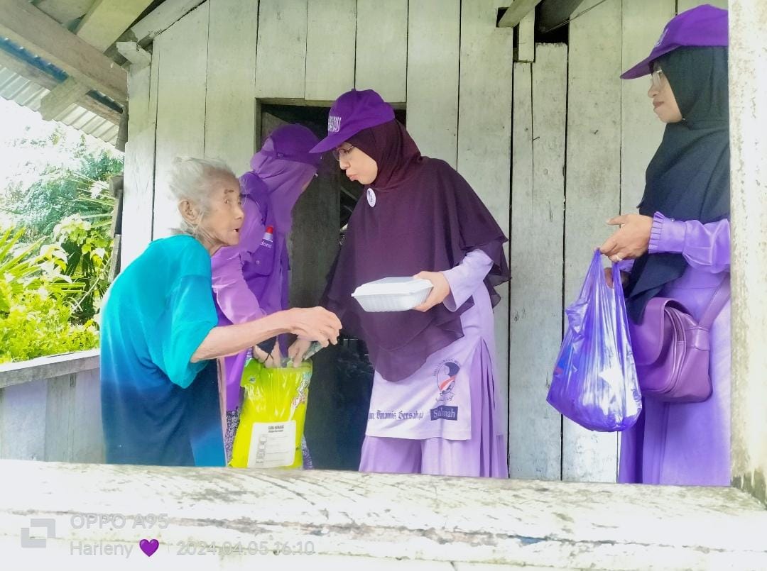 Wahida, SE selaku ketua PD Salimah Kabupaten Buol, menyerahkan paket sembako kepada salah satu penerima adalah janda di desa Botugolu, Kec.Bunobogu,
