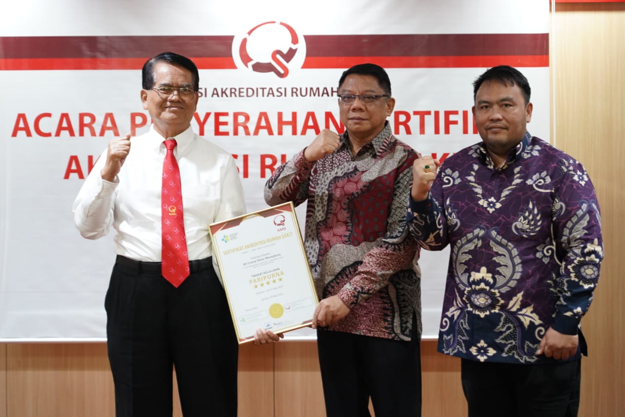 Sekda Bolmong Abdullah Mokoginta dan Direktur RSUD Datoe Binangkang dr Maikel Karokaro 