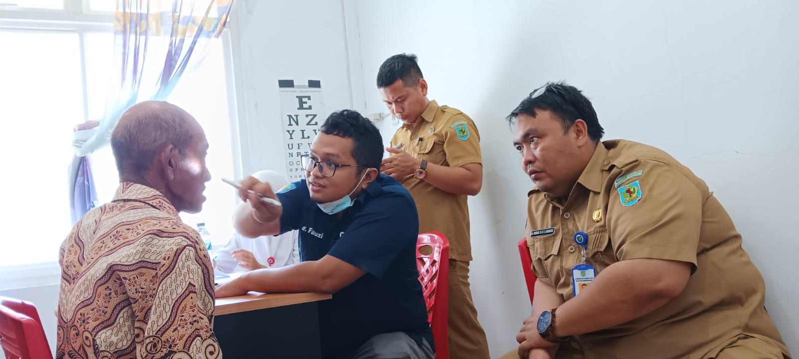 Direktur RSUD Datoe Binangkang dr Michael Karokaro pantau pemeriksaan mata di Puskesmas Lolak.