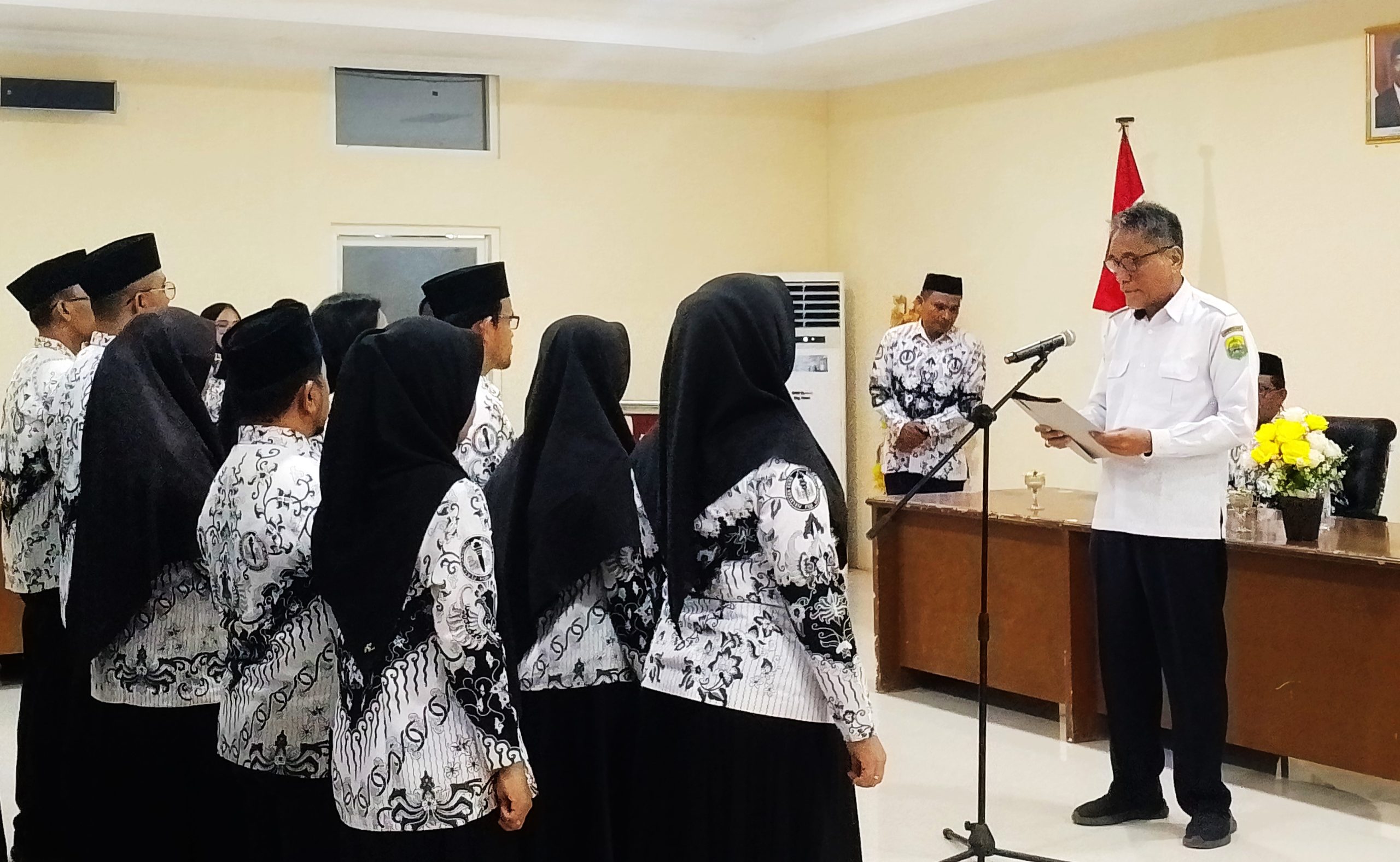 Pengurus SLCC PGRI Buol Resmi Dilantik Asisten Pemerintahan & Kesra Setda Buol, Drs. Muhmada Kasim, MM.(Foto: suarautara{