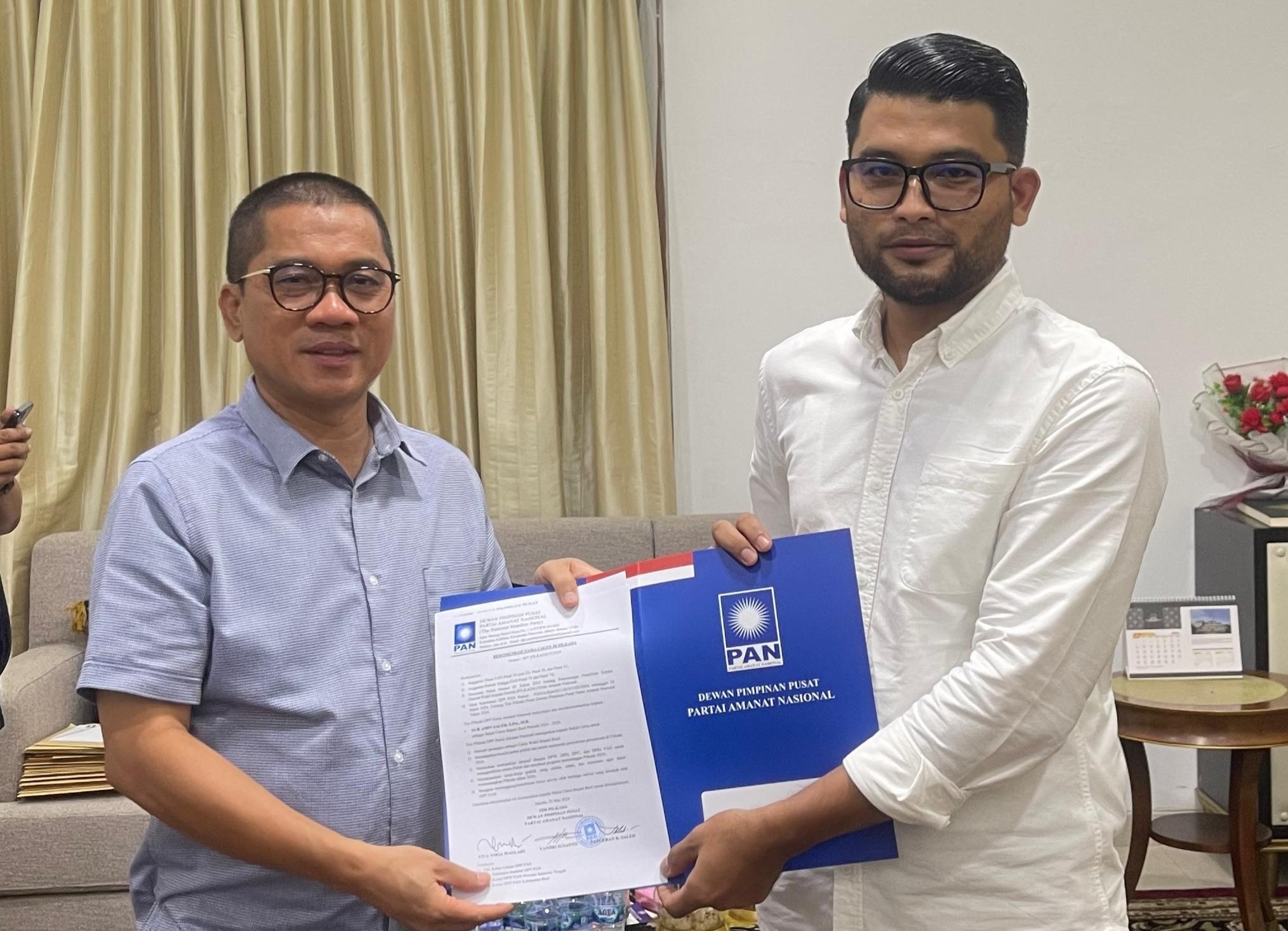 Ketua DPP PAN Yandri Susanto menyerahkan Rekomendasi kepada Nur Amin Saleh untuk maju di Pilkada Buol.