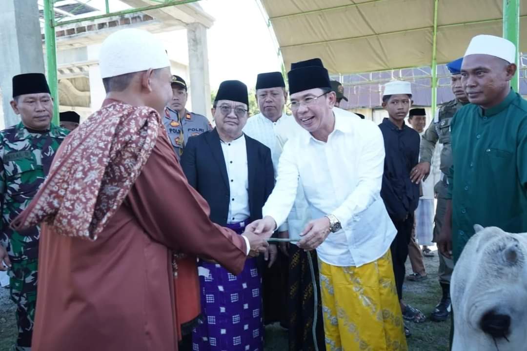 Bupati Sigi, Mohamad Irwan memberikan hewan Kurban kepada pengurus Masjid Al-Khairat. (Foto : ProkopimSigi)