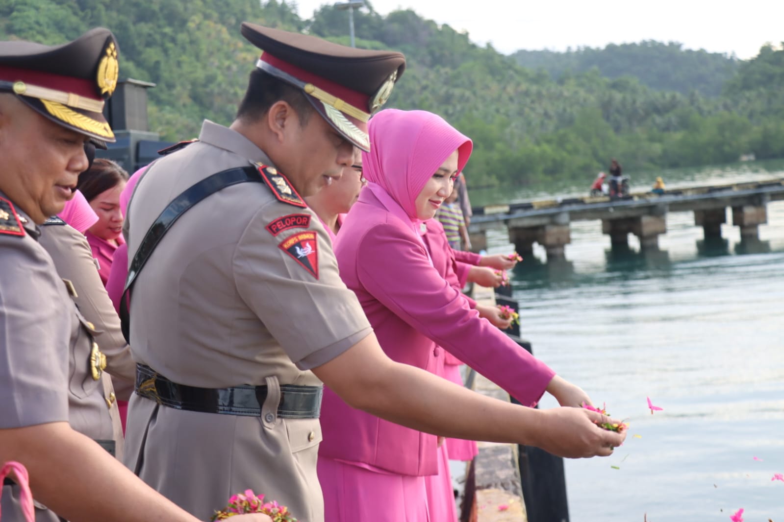 kapolres, AKBP Handri Wira Suriyana, S.I.K, M.A.P selaku Inspektur Upacara bertempat di Dermaga Pelabuhan Leok I, Kecamatan Biau, Jumat pagi (28/06/24) Foto : IST