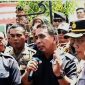 Korsek Bawaslu Buol, Muhamad Singara temui massa aksi di depan kantor Bawaslu, Senin, (23/12/2024) – Foto Humas Bawaslu