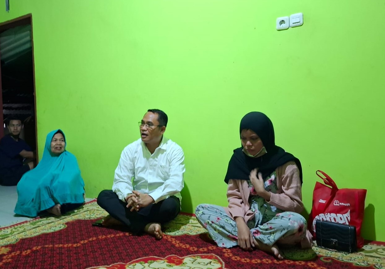 Wakil Bupati Wakil Bupati (Wabu) Samuel Yansen Pongi, bersama keluarga TKW Riskawaty.