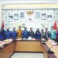 Foto Bersama Plt Asisten II dan Rektor UNG Bersama jajarannya.