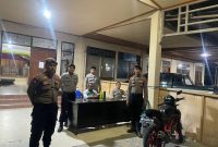 Buol – Satgas Preventif OMP Tinombala 2024 yang dipimpin Kasatgas Preventif Iptu Agus Deni Susanto, SH gelar Patroli dengan menyambangi Kantor KPUD, Gudang Logistik serta Bawaslu Buol, Sabtu Malam (25/01/25).Patroli yang dilaksanakan Satgas Preventif ini dalam rangka mewujudkan situasi Kamtibmas yang aman dan kondusif diwilayah Kabupaten Buol khususnya diwilayah Kota Buol Selama Sidang Gugatan Pilkada Buol di Mahkamah Konstitusi.Dengan dilaksanakannya Patroli ini Polres Buol menjamin situasi Kamtibmas yang aman Kondusif diwilayah hukum Polres Buol khususnya di Ibu Kota Kabupaten.“Mari kita bersama sama menjaga dan memelihara situasi Kamtibmas yang hingga saat ini Kondusif, Semoga situasi kondusif ini tetap terjaga hingga nanti saat pelantikan Bupati terpilih, dengan kerjasama seluruh pihak yang terlibat langsung dalam Pilkada Serentak dan seluruh elemen masyarakat yang ada di Kabupaten Buol dengan selalu berkoordinasi apabila ada permasalahan agar bisa diselesaikan dengan baik tanpa menimbulkan gangguan Kamtibmas” ucap Kasatgas Humas Iptu Ridwan, S. IP menyampaikan himbauan Kapolres Buol AKBP Handri Wira Suriyana, S.I.K, M.A.P.“Patroli yang dilaksanakan Satgas Preventif ini dalam rangka mewujudkan situasi Kamtibmas yang aman dan kondusif diwilayah Kabupaten Buol khususnya diwilayah Kota yang merupakan Ibu Kota Kabupaten selama sidang gugatan berlangsung, dimana Patroli yang dilaksanakan ini juga untuk menjamin situasi Kamtibmas yang Aman Kondusif dan Terkendali diwilayah hukum Polres Buol” tambah Iptu Ridwan.***