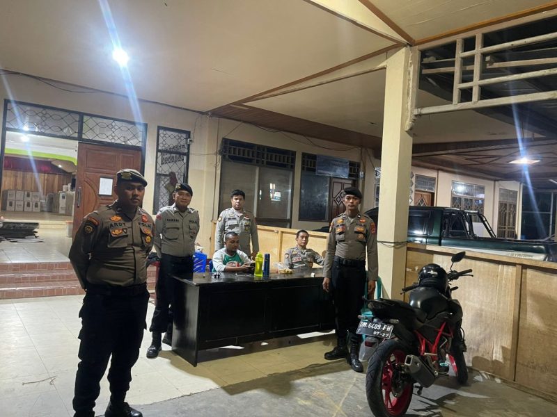 Buol – Satgas Preventif OMP Tinombala 2024 yang dipimpin Kasatgas Preventif Iptu Agus Deni Susanto, SH gelar Patroli dengan menyambangi Kantor KPUD, Gudang Logistik serta Bawaslu Buol, Sabtu Malam (25/01/25).Patroli yang dilaksanakan Satgas Preventif ini dalam rangka mewujudkan situasi Kamtibmas yang aman dan kondusif diwilayah Kabupaten Buol khususnya diwilayah Kota Buol Selama Sidang Gugatan Pilkada Buol di Mahkamah Konstitusi.Dengan dilaksanakannya Patroli ini Polres Buol menjamin situasi Kamtibmas yang aman Kondusif diwilayah hukum Polres Buol khususnya di Ibu Kota Kabupaten.“Mari kita bersama sama menjaga dan memelihara situasi Kamtibmas yang hingga saat ini Kondusif, Semoga situasi kondusif ini tetap terjaga hingga nanti saat pelantikan Bupati terpilih, dengan kerjasama seluruh pihak yang terlibat langsung dalam Pilkada Serentak dan seluruh elemen masyarakat yang ada di Kabupaten Buol dengan selalu berkoordinasi apabila ada permasalahan agar bisa diselesaikan dengan baik tanpa menimbulkan gangguan Kamtibmas” ucap Kasatgas Humas Iptu Ridwan, S. IP menyampaikan himbauan Kapolres Buol AKBP Handri Wira Suriyana, S.I.K, M.A.P.“Patroli yang dilaksanakan Satgas Preventif ini dalam rangka mewujudkan situasi Kamtibmas yang aman dan kondusif diwilayah Kabupaten Buol khususnya diwilayah Kota yang merupakan Ibu Kota Kabupaten selama sidang gugatan berlangsung, dimana Patroli yang dilaksanakan ini juga untuk menjamin situasi Kamtibmas yang Aman Kondusif dan Terkendali diwilayah hukum Polres Buol” tambah Iptu Ridwan.***