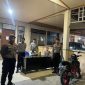 Buol – Satgas Preventif OMP Tinombala 2024 yang dipimpin Kasatgas Preventif Iptu Agus Deni Susanto, SH gelar Patroli dengan menyambangi Kantor KPUD, Gudang Logistik serta Bawaslu Buol, Sabtu Malam (25/01/25).Patroli yang dilaksanakan Satgas Preventif ini dalam rangka mewujudkan situasi Kamtibmas yang aman dan kondusif diwilayah Kabupaten Buol khususnya diwilayah Kota Buol Selama Sidang Gugatan Pilkada Buol di Mahkamah Konstitusi.Dengan dilaksanakannya Patroli ini Polres Buol menjamin situasi Kamtibmas yang aman Kondusif diwilayah hukum Polres Buol khususnya di Ibu Kota Kabupaten.“Mari kita bersama sama menjaga dan memelihara situasi Kamtibmas yang hingga saat ini Kondusif, Semoga situasi kondusif ini tetap terjaga hingga nanti saat pelantikan Bupati terpilih, dengan kerjasama seluruh pihak yang terlibat langsung dalam Pilkada Serentak dan seluruh elemen masyarakat yang ada di Kabupaten Buol dengan selalu berkoordinasi apabila ada permasalahan agar bisa diselesaikan dengan baik tanpa menimbulkan gangguan Kamtibmas” ucap Kasatgas Humas Iptu Ridwan, S. IP menyampaikan himbauan Kapolres Buol AKBP Handri Wira Suriyana, S.I.K, M.A.P.“Patroli yang dilaksanakan Satgas Preventif ini dalam rangka mewujudkan situasi Kamtibmas yang aman dan kondusif diwilayah Kabupaten Buol khususnya diwilayah Kota yang merupakan Ibu Kota Kabupaten selama sidang gugatan berlangsung, dimana Patroli yang dilaksanakan ini juga untuk menjamin situasi Kamtibmas yang Aman Kondusif dan Terkendali diwilayah hukum Polres Buol” tambah Iptu Ridwan.***