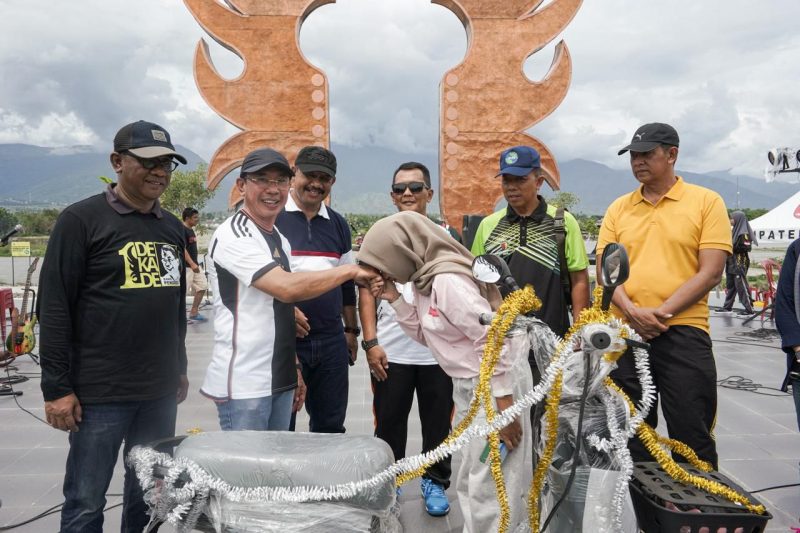 Jalan Sehat Refleksi 1 Dekadi Kepemimpinan Moh Irwan Bagi-bagi Sepeda Listrik