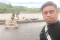 Anggota DPRD Buol, Sudirman saat berada di Lokasi, desa Kokobuka, Kec.Tiloan Penyebrangan Nanasan.(Foto:Ist)