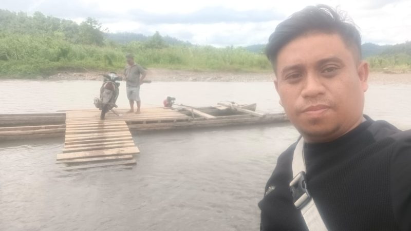 Anggota DPRD Buol, Sudirman saat berada di Lokasi, desa Kokobuka, Kec.Tiloan Penyebrangan Nanasan.(Foto:Ist)