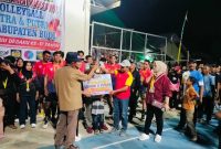 Kades Hulubalang dan Manajer Tim bersama pemain Putra Mandiri menerima Tropy dan Uang Tunai pada Iven Turnamen Voli Kades Cup 2025, Kamis (20/2/2025). Foto : Ist