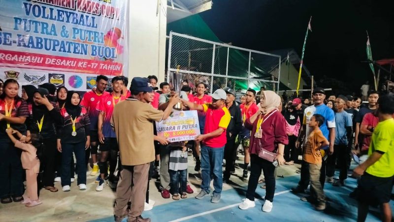 Kades Hulubalang dan Manajer Tim bersama pemain Putra Mandiri menerima Tropy dan Uang Tunai pada Iven Turnamen Voli Kades Cup 2025, Kamis (20/2/2025). Foto : Ist