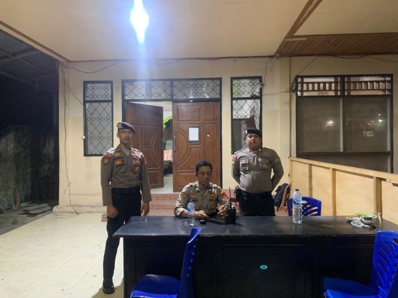 Buol – Dalam rangka menjaga stabilitas keamanan jelang putusan gugatan perselisihan hasil Pilkada Buol, Subsatgas Preventif tingkatkan patroli malam di sejumlah lokasi strategis pada Selasa malam (04/02/25).Patroli malam dengan fokus utama pada pengamanan kantor penyelenggara Pilkada di wilayah hukum Polres Buol, dengan dipimpin langsung Kasatgas Iptu Agus Deni Susanto, SH patroli tersebut menyasar beberapa titik vital, di antaranya Kantor Komisi Pemilihan Umum (KPU), Gudang Logistik KPU, serta kantor Badan Pengawas Pemilu (Bawaslu).Langkah ini dilakukan sebagai bagian dari upaya preventif untuk menjamin situasi tetap aman, kondusif, dan terkendali di tengah meningkatnya aktivitas usai Pilkada.Patroli yang dilakukan ini tidak hanya bertujuan untuk menciptakan rasa aman bagi masyarakat, tetapi juga memastikan bahwa seluruh tahapan Pilkada dapat berjalan lancar tanpa gangguan.“Keamanan merupakan prioritas utama kami. Melalui patroli ini, kami memastikan bahwa tidak ada potensi ancaman yang dapat mengganggu jalannya tahapan Pilkada,” ungkap Iptu Agus Deni Susanto.Dengan mengutamakan pendekatan persuasif dan dialogis, petugas patroli juga menyempatkan diri untuk berkoordinasi dengan pihak KPU dan Bawaslu setempat.Menurut Kasatgas Humas Iptu Ridwan, hal ini dilakukan guna mengidentifikasi kebutuhan tambahan dalam hal pengamanan maupun dukungan operasional lainnya.Hingga patroli selesai, situasi di wilayah hukum Polres Buol dilaporkan aman terkendali dan tidak ditemukan adanya indikasi potensi gangguan yang dapat mengancam stabilitas keamanan.“Kami berkomitmen untuk terus melaksanakan patroli rutin, khususnya di lokasi-lokasi yang menjadi pusat kegiatan pemilu, demi memastikan masyarakat dapat berpartisipasi dalam tahapan pilkada dengan rasa aman,” tambah Kasatgas Humas.Seluruh elemen masyarakat diimbau untuk tetap tenang dan waspada, serta melaporkan kepada pihak kepolisian jika menemukan hal-hal yang mencurigakan.***