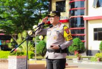 Foto Kapolres Banggai Putu Hendra Binangkari Saat Pimpin upacara