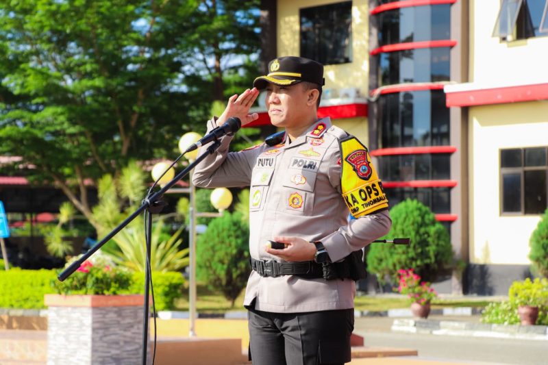 Foto Kapolres Banggai Putu Hendra Binangkari Saat Pimpin upacara