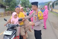 SUARAUTARA.COM, Buol – Kepolisian Sektor (Polsek) Paleleh berbagi Takjil Jelang buka puasa kepada warga yang melintas di depan Polsek, Jum’at (07/03/25).
