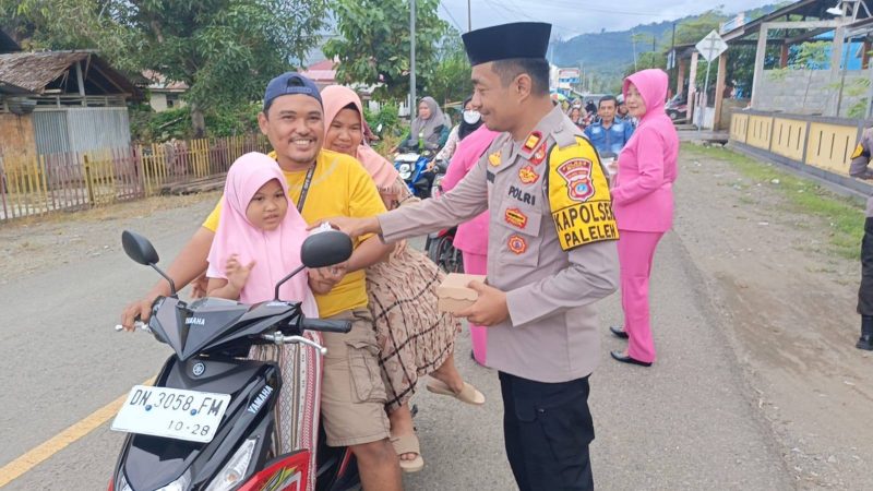 SUARAUTARA.COM, Buol – Kepolisian Sektor (Polsek) Paleleh berbagi Takjil Jelang buka puasa kepada warga yang melintas di depan Polsek, Jum’at (07/03/25).