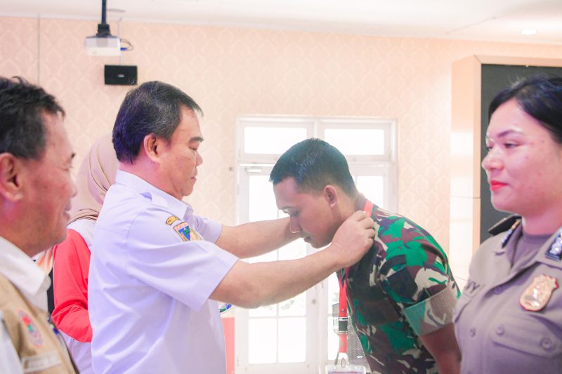 Foto Sekda Banggai Sematkan Tanda dimulainya pada Pelatih tes PWK TNI-Polri