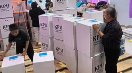 Foto Ketua KPU Banggai Santo Gotia terus Lakukan pengawasan Packing 