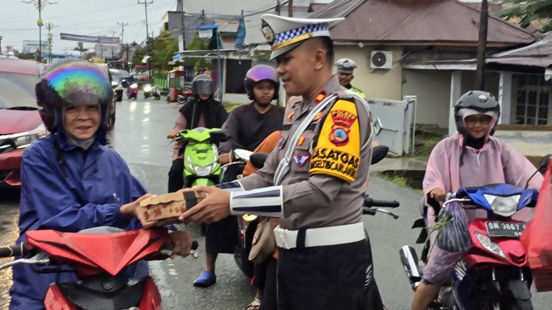Sebar Kebaikan di Bulan Ramadhan, Sat Lantas Polres Buol Bagikan Takjil