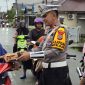 Sebar Kebaikan di Bulan Ramadhan, Sat Lantas Polres Buol Bagikan Takjil