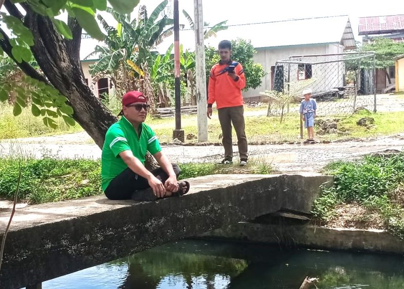 Bupati Buol, Risharyudi Triwibowo turun langsung meninjau pembersihan Eceng Gondok Kompleks Saluran Kanal Kali, Buol, Minggu (16/3/2025).