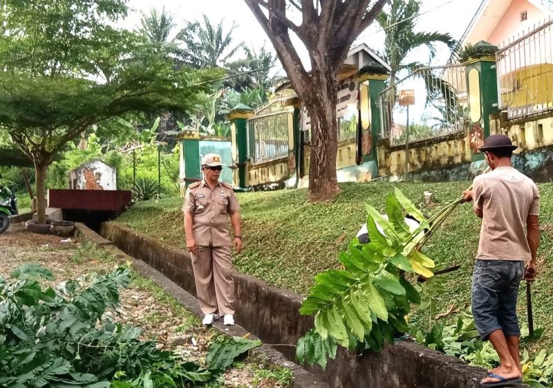 Sigap ! Sekdis DLH Ajak Staf Bersih-bersih Halaman Kantor dan Drainase