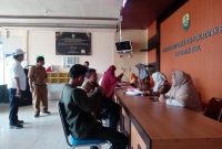 Wakil Bupati Buol, DR Moh Nasir Daimaroto melakukan sidak perdana masuk kantor usai cuti di instansi pelayanan Dinas kependudukan dan Pencatatan Sipil.