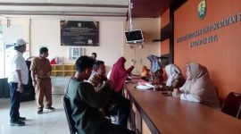 Wakil Bupati Buol, DR Moh Nasir Daimaroto melakukan sidak perdana masuk kantor usai cuti di instansi pelayanan Dinas kependudukan dan Pencatatan Sipil.