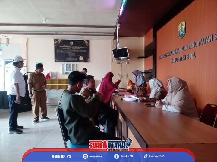 Wakil Bupati Buol, DR Moh Nasir Daimaroto melakukan sidak perdana masuk kantor usai cuti di instansi pelayanan Dinas kependudukan dan Pencatatan Sipil.