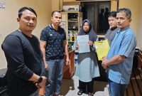 Foto warga tunjukkan surat laporan