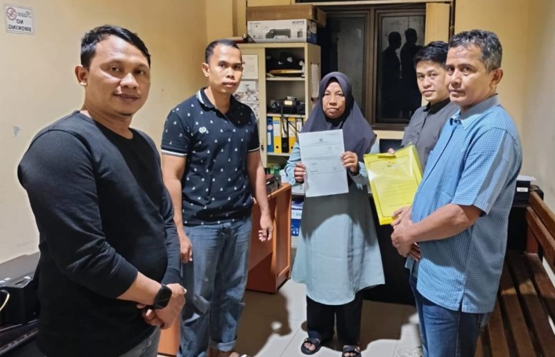 Foto warga tunjukkan surat laporan